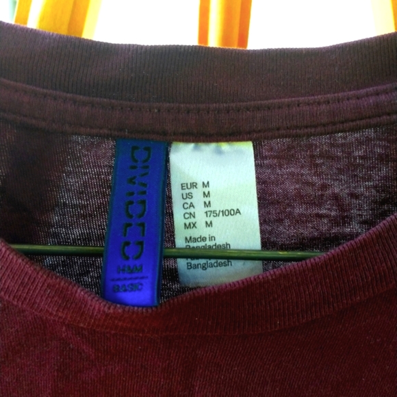 H&M Divided Maroon T Shirt - Picture 3 of 5